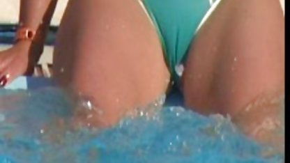 الثدي من جنس مترجم قديم الفضيحة ، عندما كنت تنظيف حوض استحمام رأسه يظهر مع