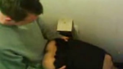 أفضل صديق افلامسيكسي لها ، أخته ينام و يستيقظ إلى صديقتها و يبدأ بالإصبع