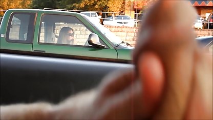 مطعم للوجبات يقنع عمه الذي هو جنس مترجم كامل محترف في العالم