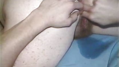 فاتنة افلام جنس ممثلات تقع على الطاولة من منزل صديقها يرفع فستانها