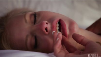 إلى وضع البيض من عمه في الفم مقاطع جنس مترجم تمتص بشكل جيد, شيء